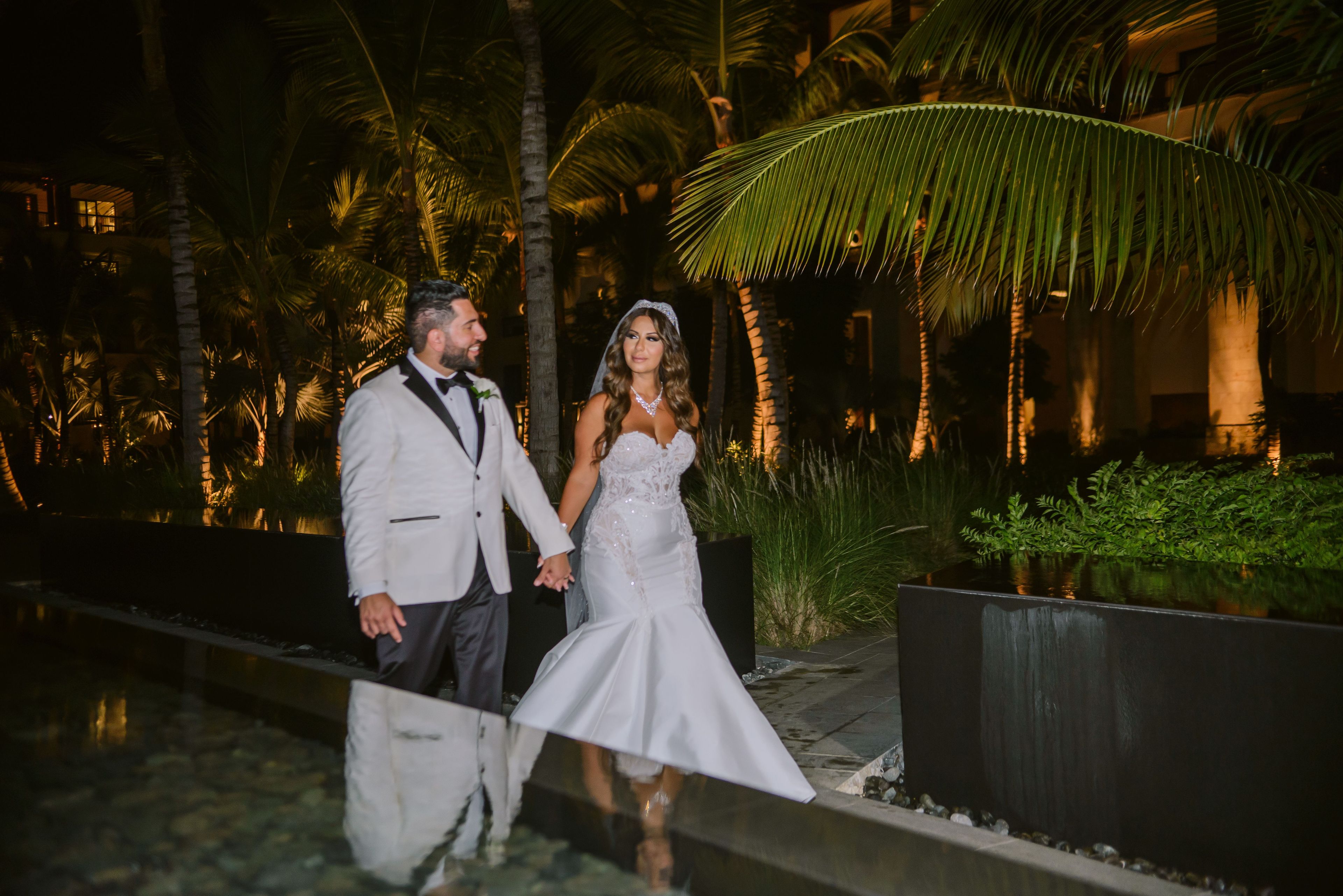 Couples choosing transparent Punta Cana wedding photographers