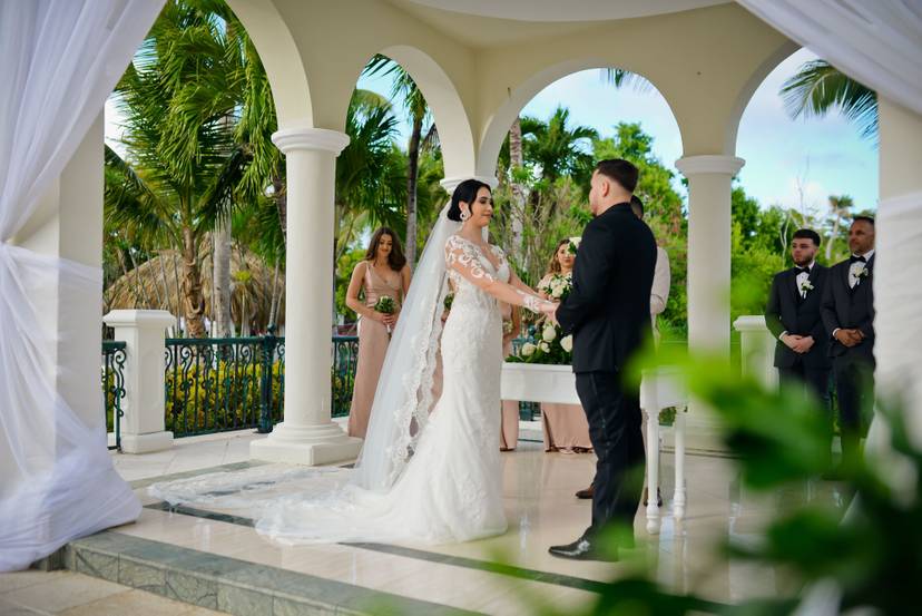 Professional wedding photography in Punta Cana beach ceremony