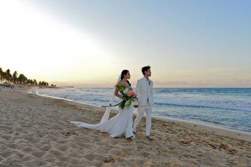Punta Cana wedding photographer capturing elegant beach wedding moments